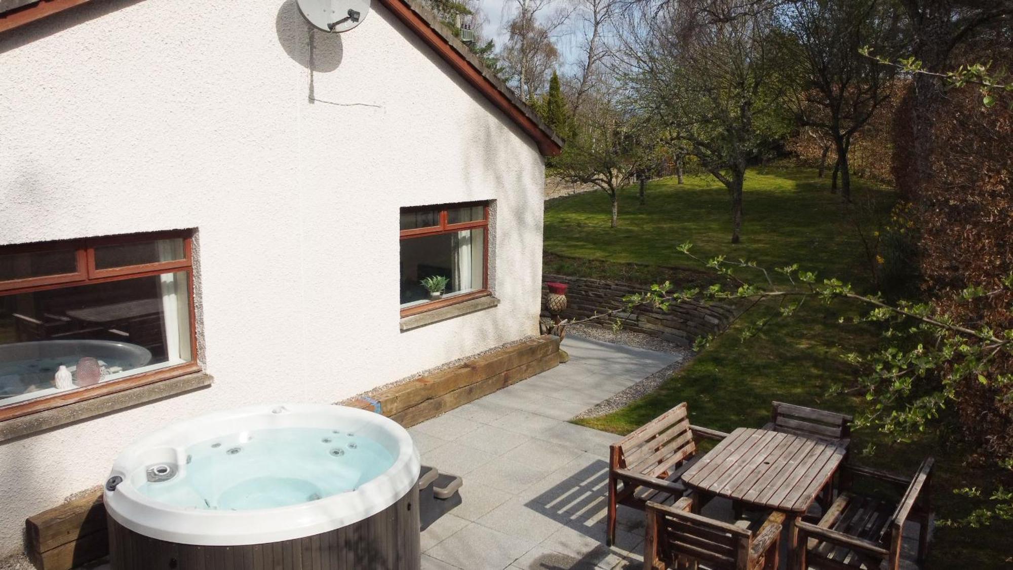Druim An Lochain Cottage Kinrara Exterior photo